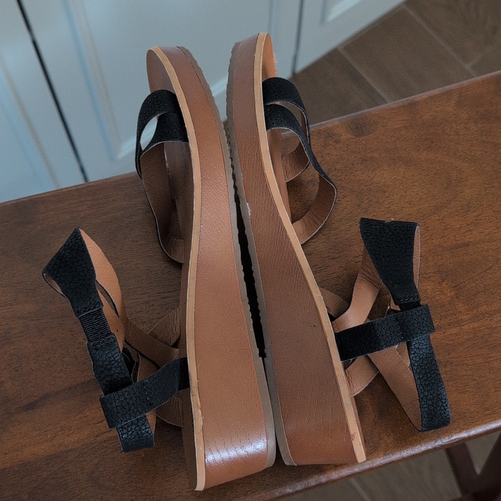 Lucky Brand Black Strappy Sandals with Tan Footbed Size 8.5 - Picture 7 of 8